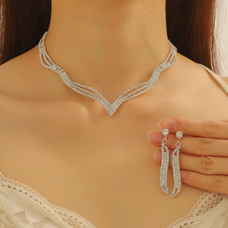 Elegante Glamour Geométrico Aleación Embutido Diamantes De Imitación Plateado Mujeres Aretes Collar
