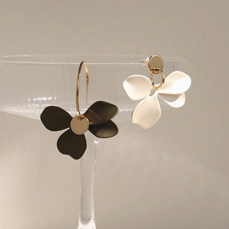 1 Paar Lässig Retro Blume Asymmetrisch Einbrennlack Legierung Tropfenohrringe