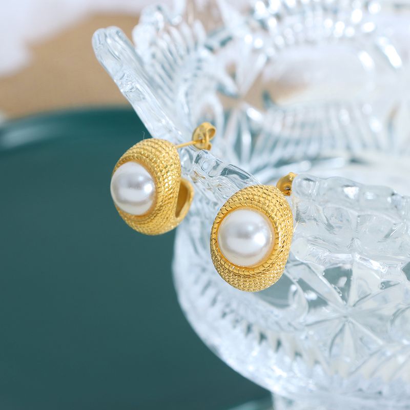 1 Paar Elegant Barocker Stil C-form Überzug Inlay Titan Stahl Künstliche Perlen 18 Karat Vergoldet Ohrstecker