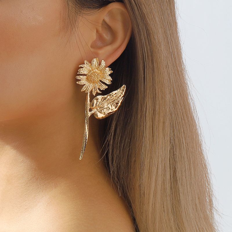 Elegant Flower Alloy Women's Earrings