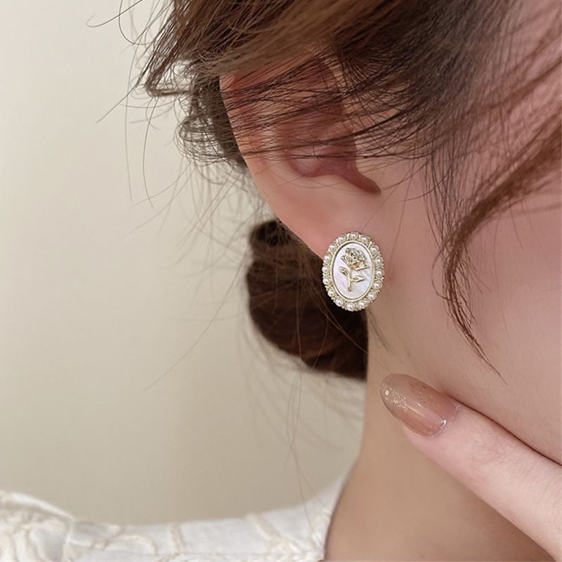 Style Coréen Fleur Alliage Incruster Perles Artificielles Femmes Boucles D'oreilles