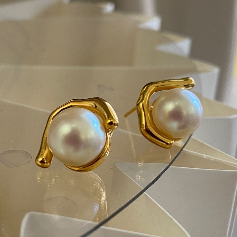 Elegant Retro Round Brass Plating Inlay Artificial Pearls Ear Studs 1 Pair