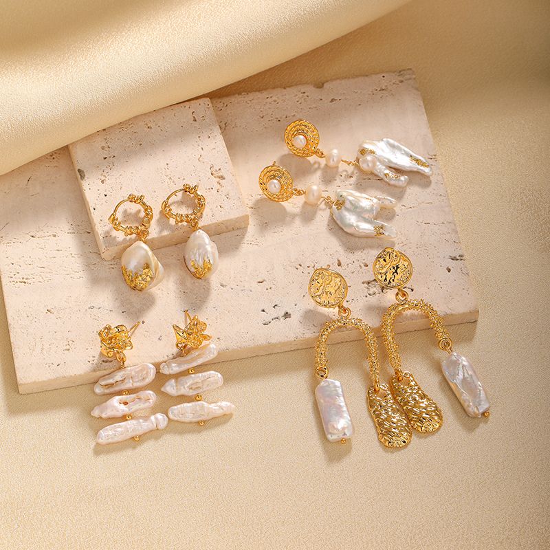 1 Paar Klassisch Luxuriös Geometrisch Inlay Kupfer Künstliche Perlen 18 Karat Vergoldet Tropfenohrringe