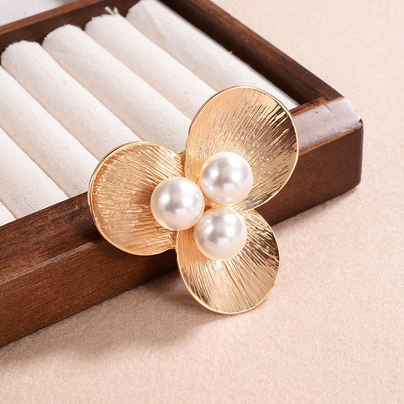 Casual Vintage Style French Style Flower Copper Alloy Inlay Artificial Pearls Women's Brooches 1 Piece