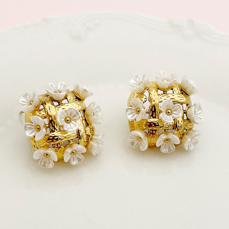 1 Pair Sweet Artistic Flower Polishing Plating 304 Stainless Steel Pearl Shell 14K Gold Plated Ear Studs