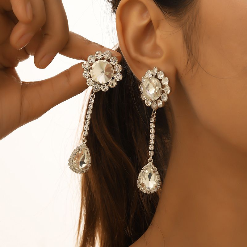 1 Paire Glamour Brillant Les Gouttelettes D'eau Fleur Incruster Alliage Strass Plaqué Argent Boucles D'oreilles