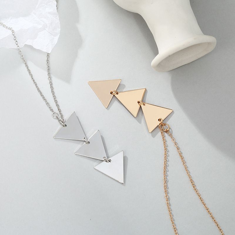 Einfacher Stil Dreieck Legierung Kupfer Überzug Frau Halskette Mit Anhänger Lange Halskette