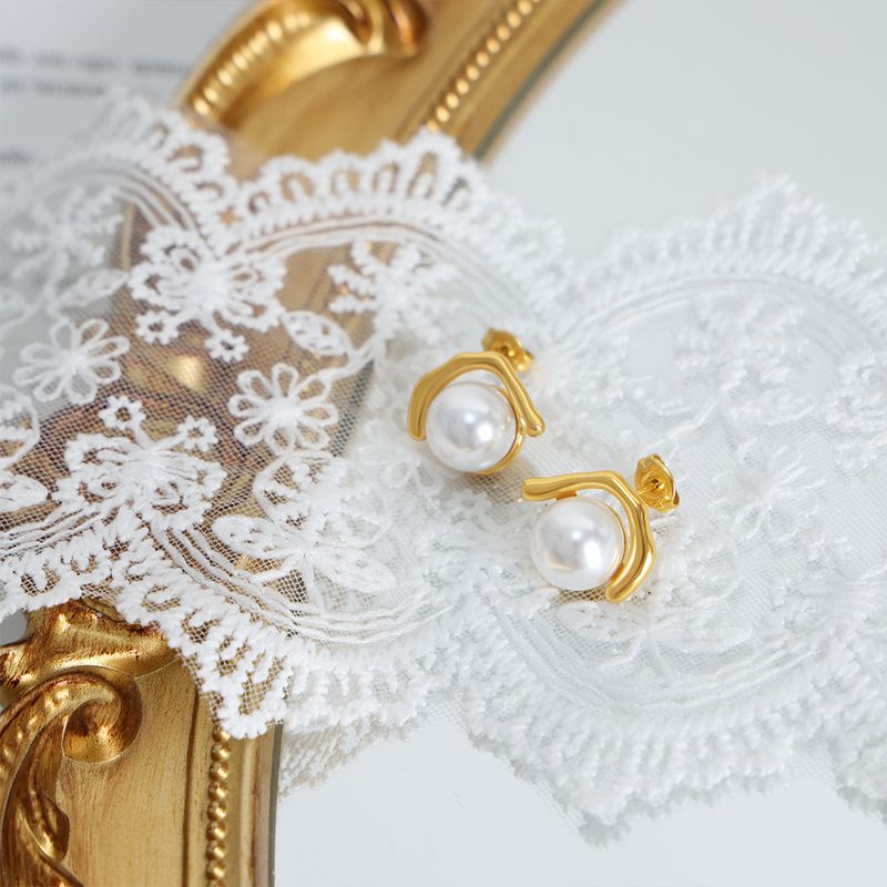1 Paar Elegant Barocker Stil Runden Überzug Inlay Imitationsperle Titan Stahl Künstliche Perlen 18 Karat Vergoldet Ohrstecker