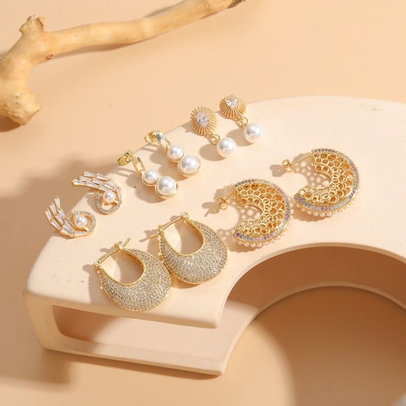 1 Paar Elegant Klassischer Stil Geometrisch Asymmetrisch Überzug Inlay Kupfer Zirkon 14 Karat Vergoldet Ohrringe