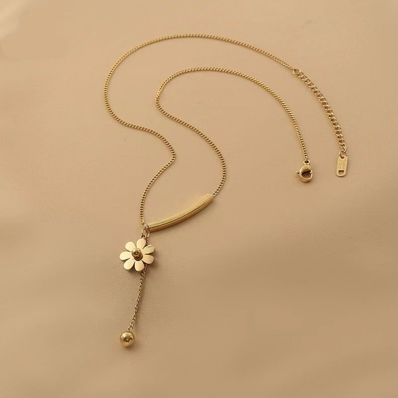 Titanium Steel 18K Gold Plated Simple Style Flower Pendant Necklace