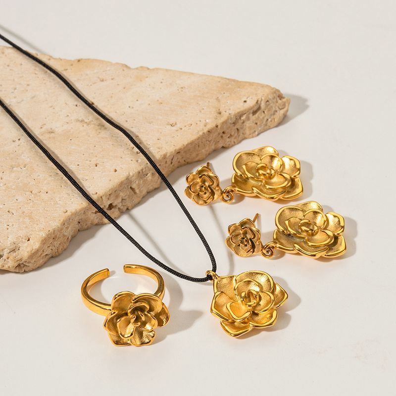 Einfacher Stil Blume Rostfreier Stahl Überzug Titan Stahl 18 Karat Vergoldet Halskette
