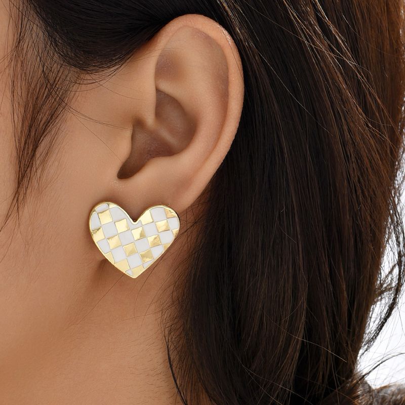 1 Pair Elegant Cute Korean Style Houndstooth Heart Shape Alloy Ear Studs