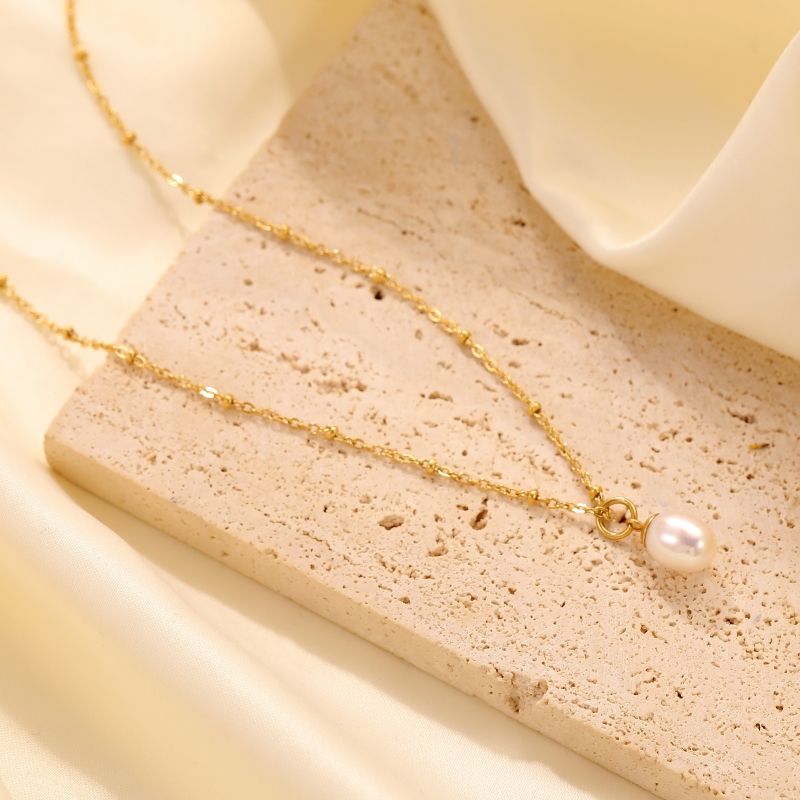 Lässig Einfacher Stil Runden Rostfreier Stahl Polieren Überzug Inlay Süßwasserperle Vergoldet Halskette Mit Anhänger