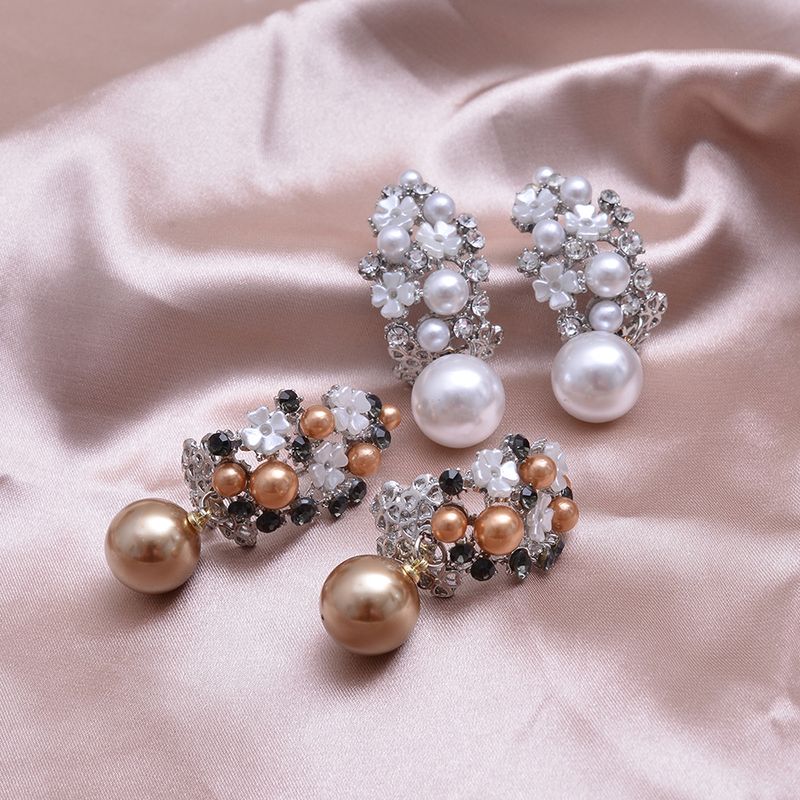 1 Paire Glamour Luxueux Artistique Fleur Tridimensionnel Évider Incruster Alliage Perles Artificielles Boucles D'oreilles
