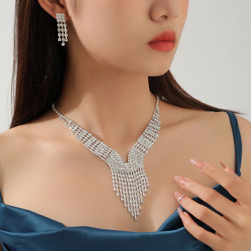 Elegante Señora Color Sólido Diamante De Imitación Enchapado Embutido Diamantes De Imitación Plateado Mujeres Aretes Collar