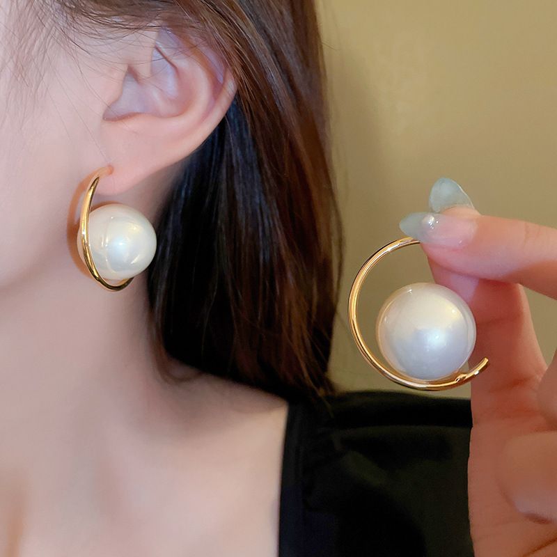 1 Paire Luxueux Style Simple Rond Placage Incruster Alliage Perles Artificielles Plaqué Or 18k Boucles D'oreilles