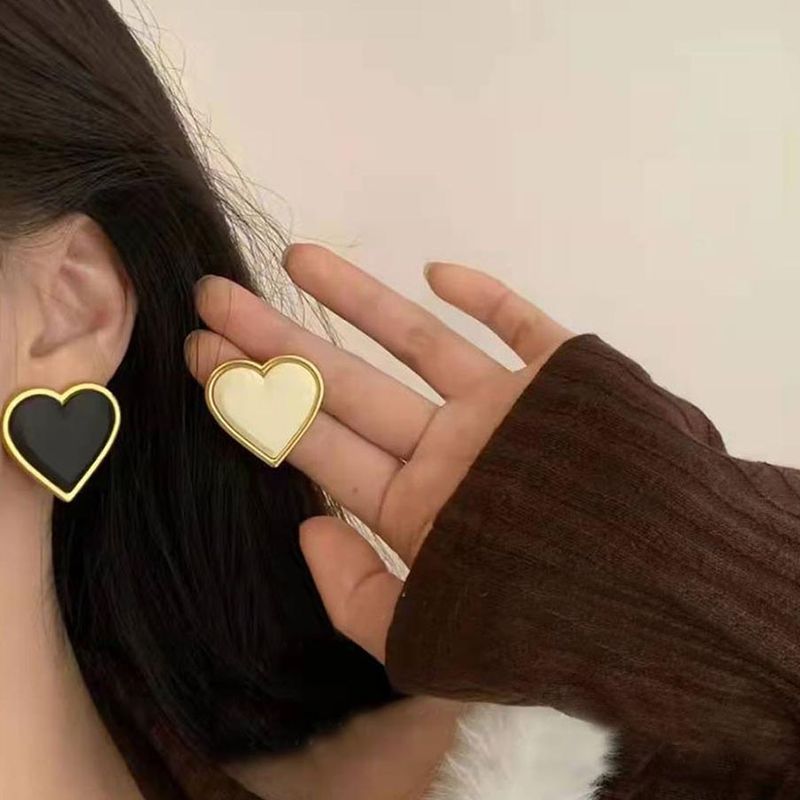 Casual Simple Style Heart Shape Alloy Enamel Women's Ear Studs