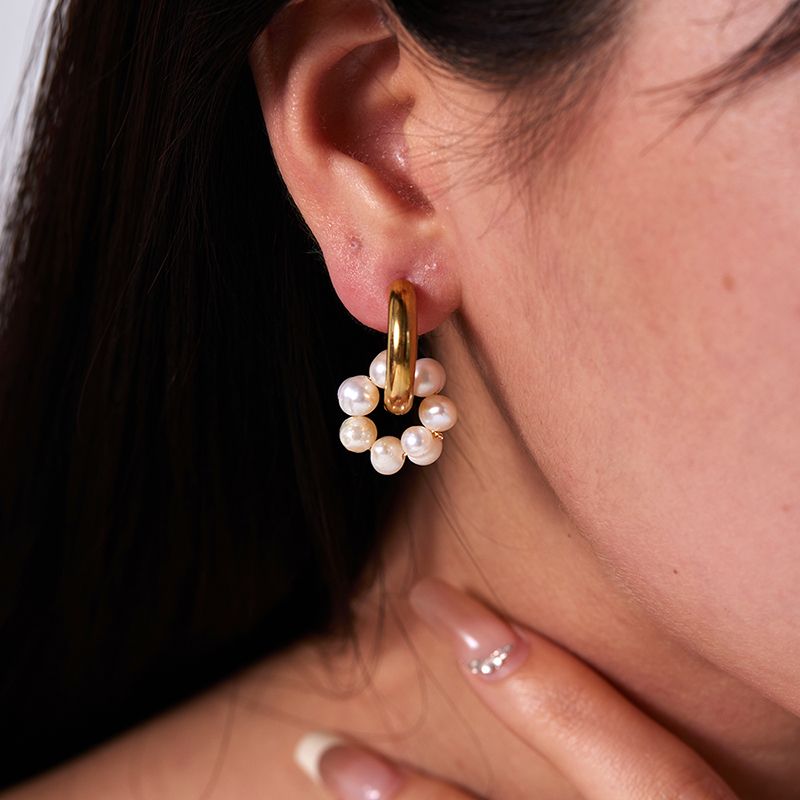 1 Paire Style IG Sucré Fleur Perle Placage Acier Inoxydable 201 Plaqué Or 18K Boucles D'oreilles
