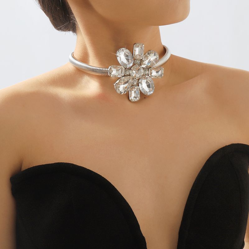 Wholesale Jewelry Elegant Flower Iron Rhinestones Inlay Necklace