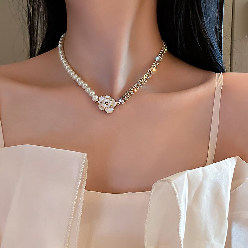 Elegante Flor Aleación Aleación De Zinc Embutido Perlas Artificiales Diamantes De Imitación Chapado En Oro Mujeres Collar