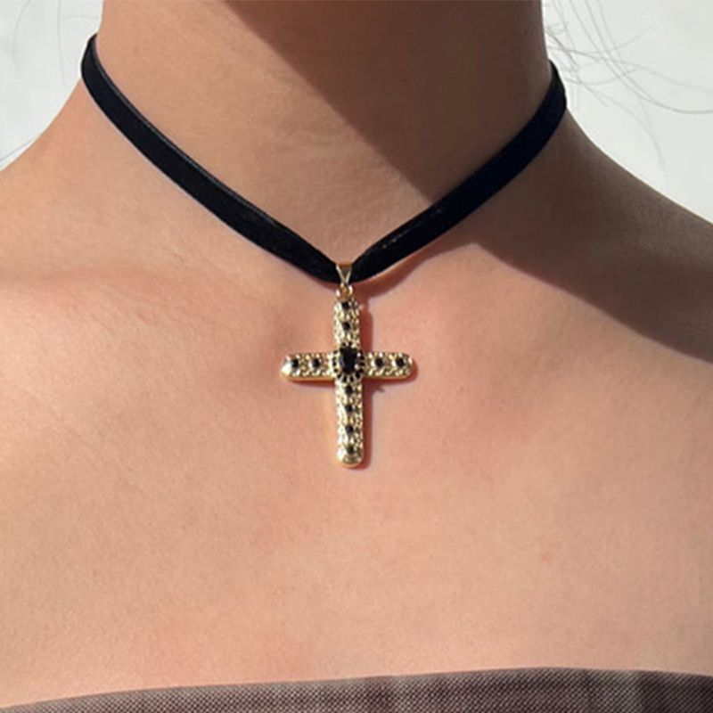 Retro Cross Solid Color Alloy Plating Inlay Rhinestones Gold Plated Women's Pendant Necklace