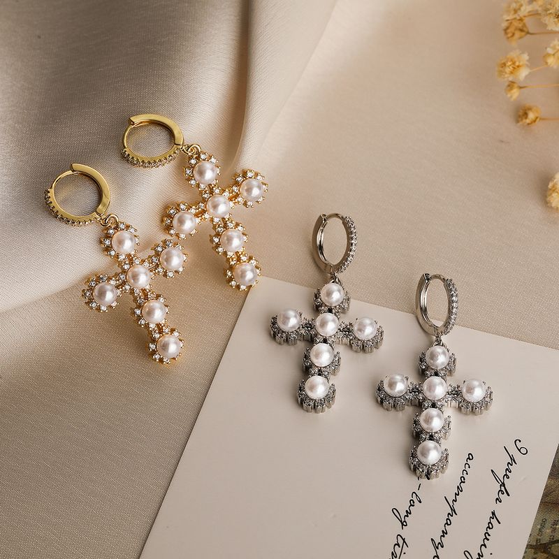 1 Paar Einfacher Stil Pendeln Kreuzen Überzug Inlay Kupfer Künstliche Perlen Zirkon 18 Karat Vergoldet Tropfenohrringe