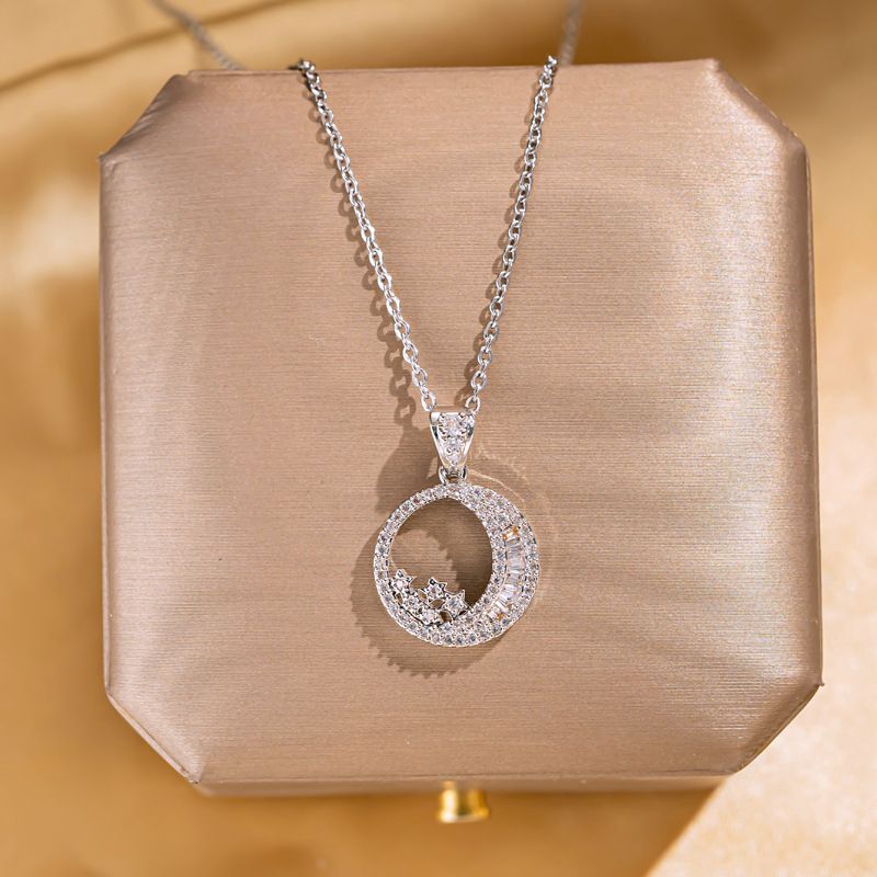 Acero Titanio Chapado En Blanco K Estilo Simple Embutido Estrella Luna Diamantes De Imitación Collar Colgante