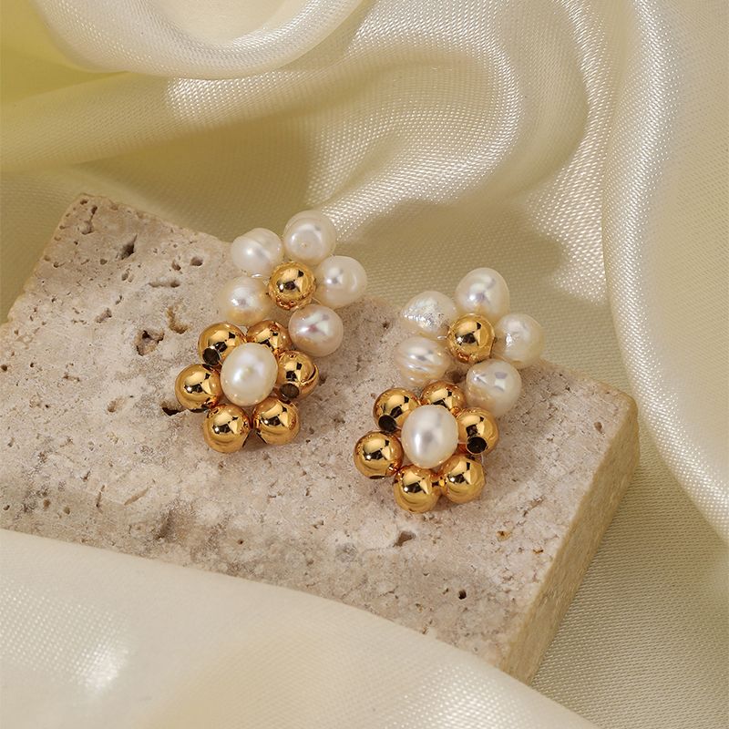 1 Par Dulce Flor Enchapado Cobre Chapado En Oro De 18 Quilates. Pendientes