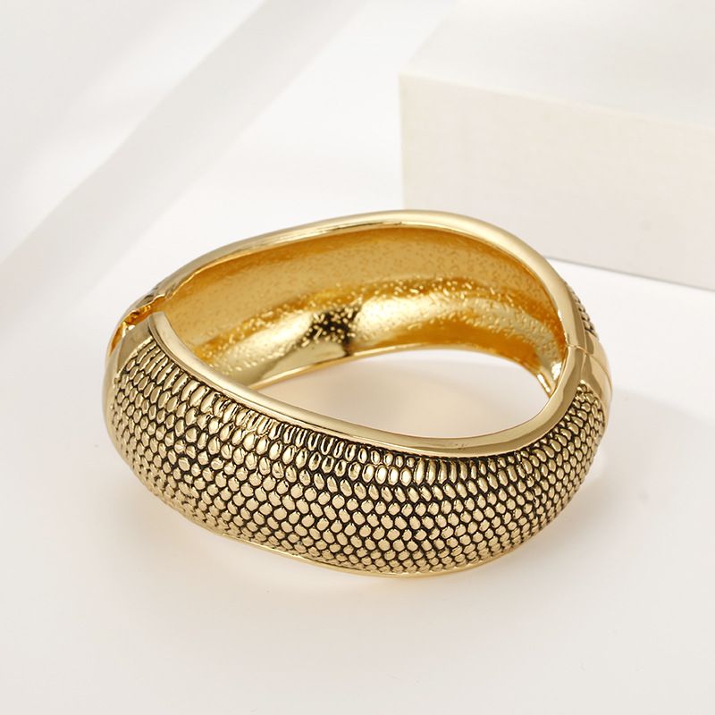 Retro Solid Color Alloy Stoving Varnish Women's Bangle