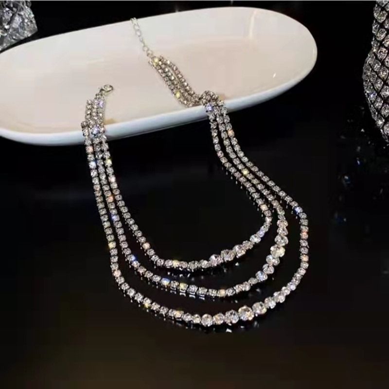 Elegante Borla Aleación Irregular Enchapado Embutido Diamantes De Imitación Plateado Mujeres Gargantilla