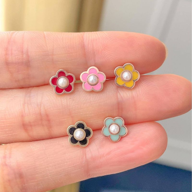 1 Paire Mignon Fleur Émail Incruster Acier Au Titane Perles Artificielles Boucles D'oreilles