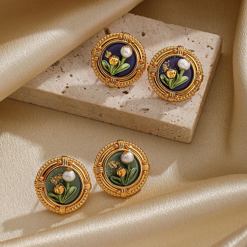 1 Pair Elegant Retro Flower Painted Plating Inlay Copper Freshwater Pearl 18k Gold Plated Ear Studs