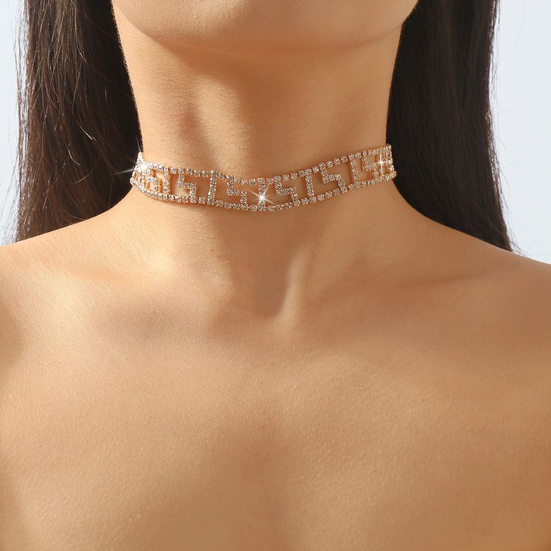 Großhandel Schmuck Moderner Stil Einfacher Stil Glänzend Einfarbig Legierung Eisen Strasssteine Inlay Halsband