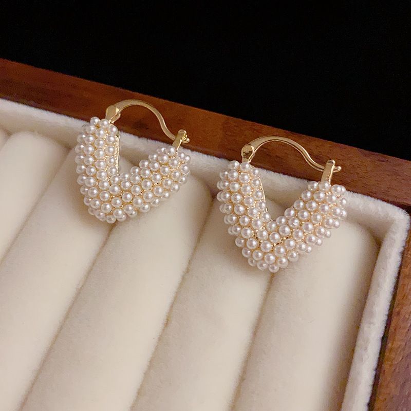 1 Par Elegante Señora Forma De Corazón Embutido Cobre Perlas Artificiales Aretes