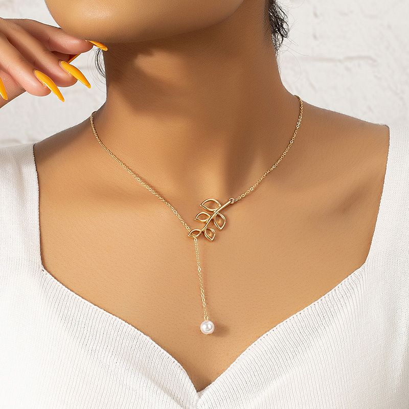 Simple Style Leaf Alloy Plating Gold Plated Women's Pendant Necklace