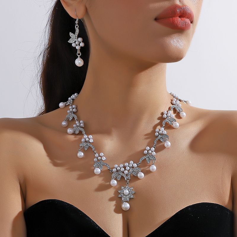 Elegante Hoja Aleación Ahuecar Diamantes De Imitación Plateado Unisexo Aretes Collar