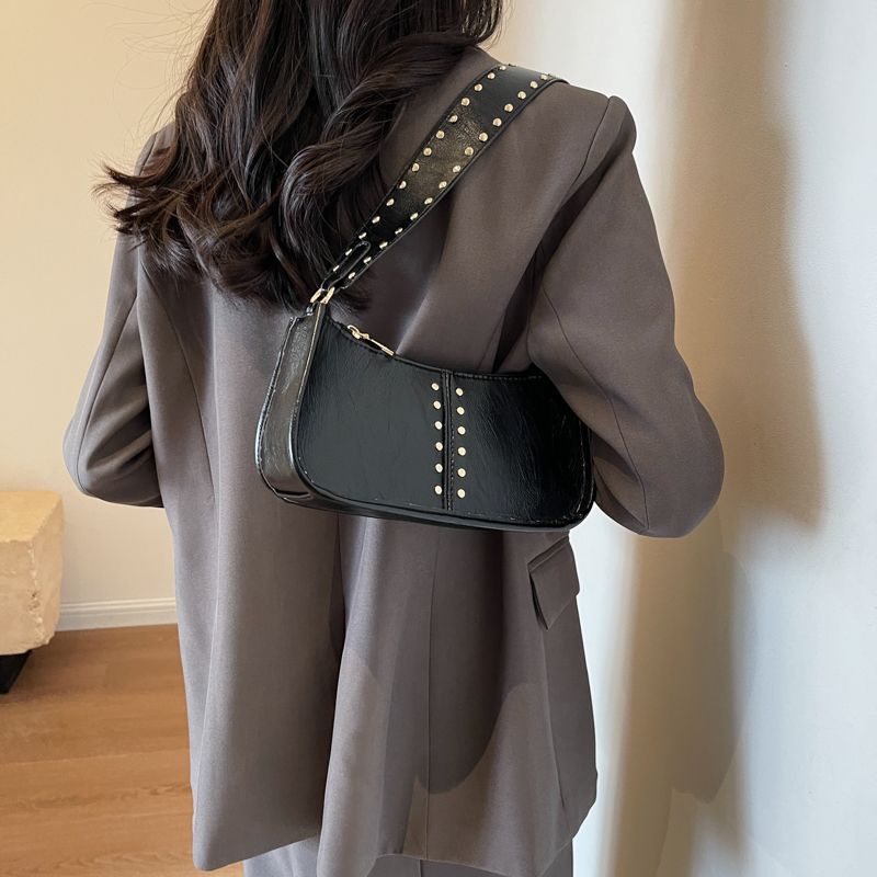 Women's Pu Leather Solid Color Classic Style Sewing Thread Rivet Pillow Shape Zipper Shoulder Bag