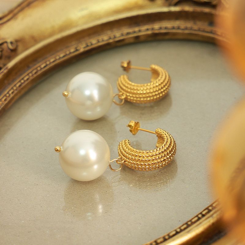 1 Pair Glam Retro British Style C Shape Round Plating Chain Carving Imitation Pearl Titanium Steel 18k Gold Plated Drop Earrings