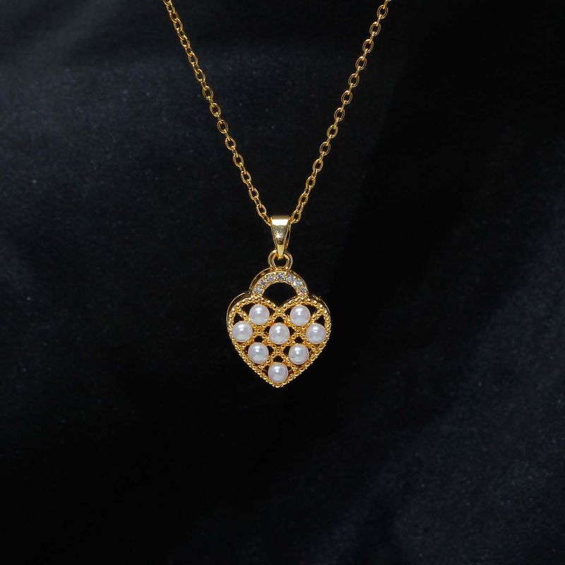 Retro Forma De Corazón Acero Inoxidable Enchapado Embutido Perlas Artificiales Chapado En Oro De 18 Quilates. Collar Colgante