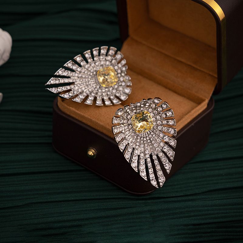 1 Par Glamour Retro Forma De Corazón Enchapado Embutido Aleación Diamantes De Imitación Chapado En Oro De 18 Quilates. Pendientes