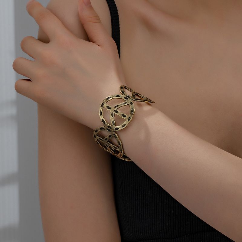 Retro Exaggerated Geometric Gold Plated Alloy Wholesale Bangle