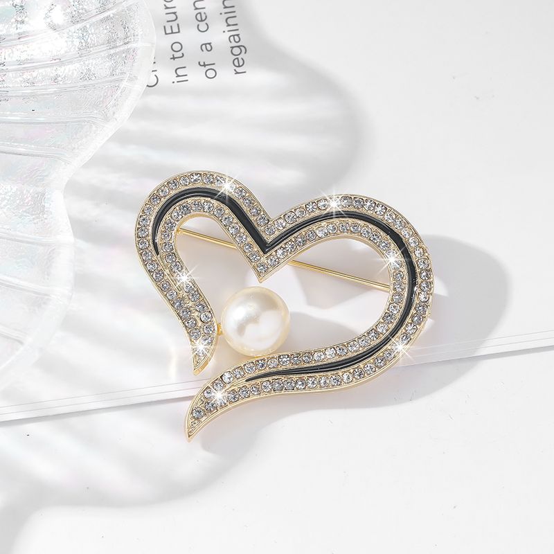 Estilo IG Brillante Forma De Corazón Aleación Embutido Diamantes De Imitación Artificiales Perla Mujeres Broches