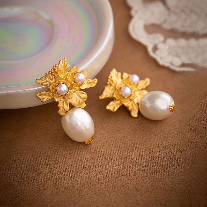 1 Par Estilo Vintage Estilo Francés Flor Plisado Embutido Aleación Perlas Artificiales Chapado En Oro Pendientes De Gota
