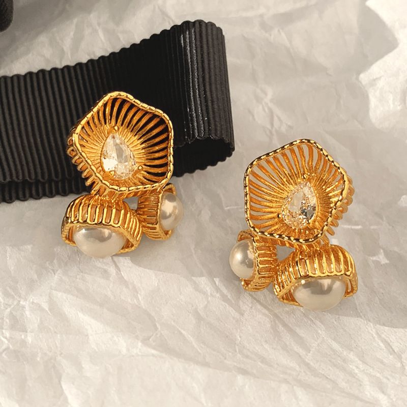 1 Paar IG-Stil Elegant Vintage-Stil Blume Dreidimensional Aushöhlen Inlay Kupfer Künstliche Perlen 18 Karat Vergoldet Ohrstecker