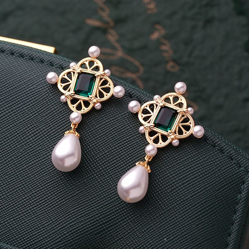 1 Paar Elegant Retro Französische Art Geometrisch Aushöhlen Inlay Kupfer Künstliche Perlen Zirkon 18 Karat Vergoldet Tropfenohrringe
