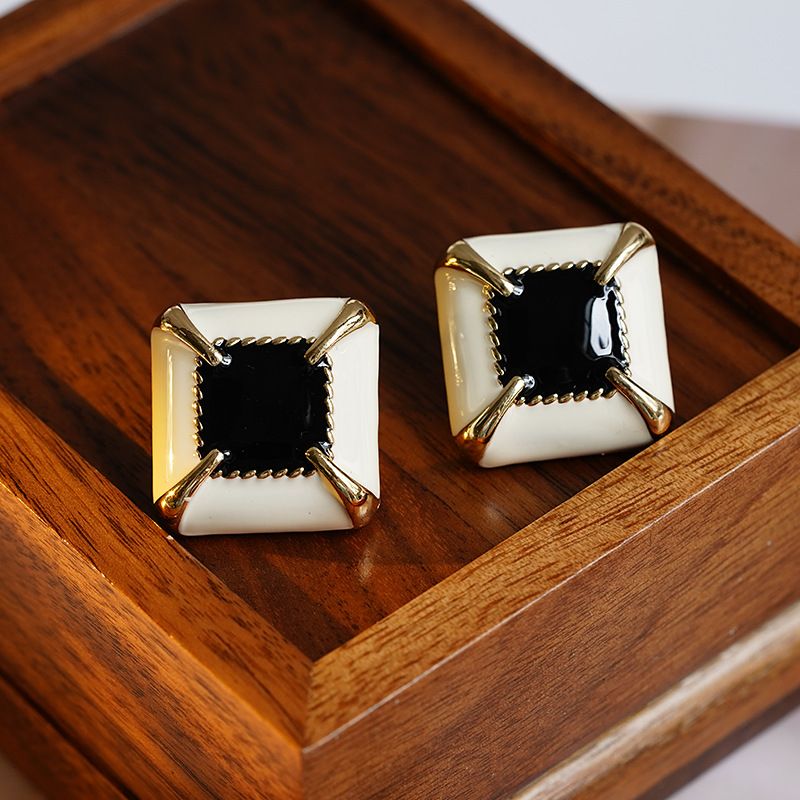 1 Pair Elegant Retro Luxurious Square Alloy 18K Gold Plated Ear Studs
