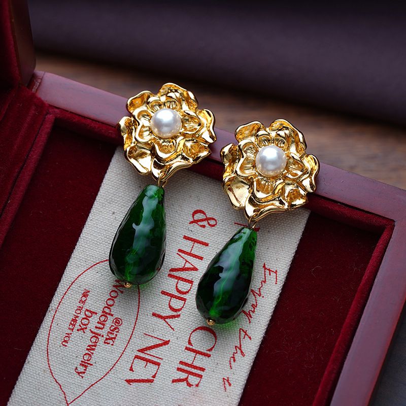 1 Par Elegante Estilo Vintage Estilo Francés Flor Embutido Aleación Vidrio Perla Chapados en oro de 18k Pendientes De Gota