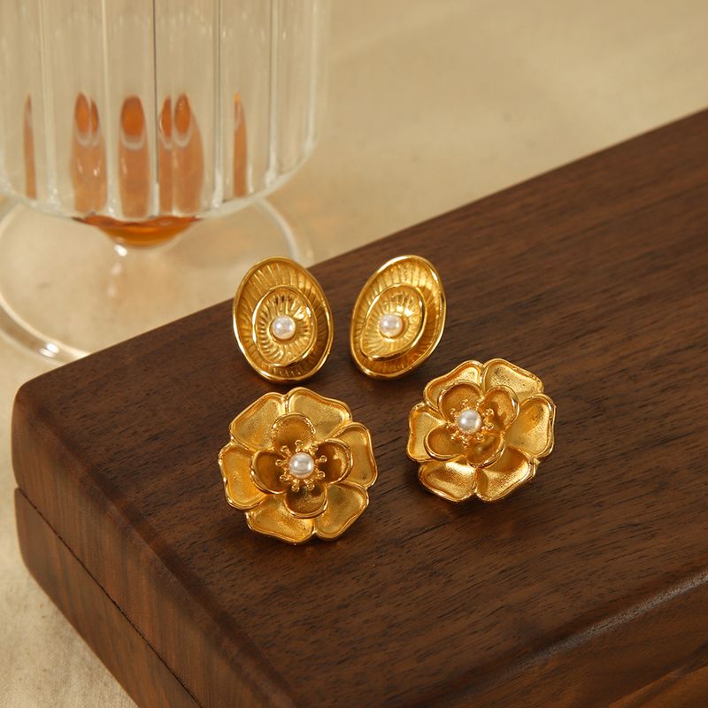 1 Paar Ig-stil Retro Oval Herzform Blume Polieren Überzug Inlay Rostfreier Stahl Künstliche Perlen 18 Karat Vergoldet Ohrringe
