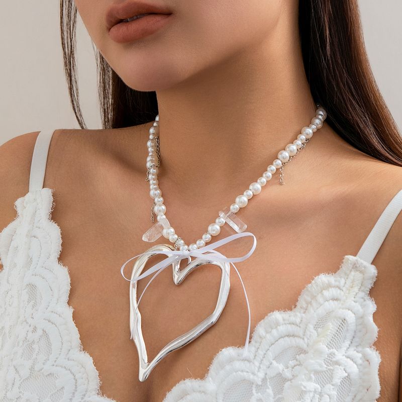 IG-Stil Elegant Herzform Bogenknoten Imitationsperle Legierung Perlen Frau