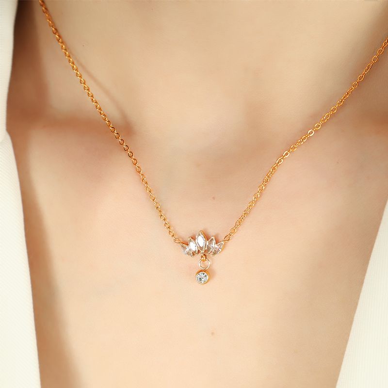 Acero Titanio Chapados en oro de 18k Elegante Brillante Corona Embutido Diamantes De Imitación Collar Colgante